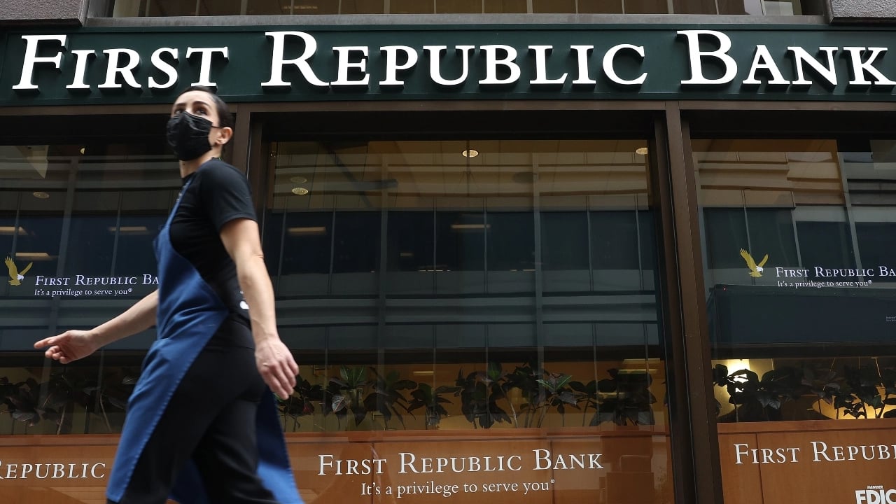 اولین بانک ریپابلیک در بحبوحه کشمکش های مالی با احتمال تصرف توسط FDIC مواجه می شود