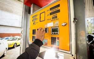 سردرگمی مردم در برخی پمپ‌بنزین‌های بدون کارت