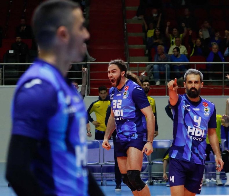 سعید معروف جادوگر است نه والیبال!