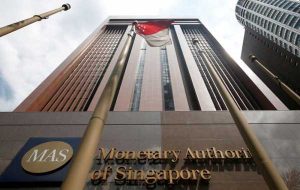 سنگاپور به‌طور غیرمنتظره‌ای سیاست‌های پولی خود را با افزایش ریسک‌ها بدون تغییر می‌گذارد