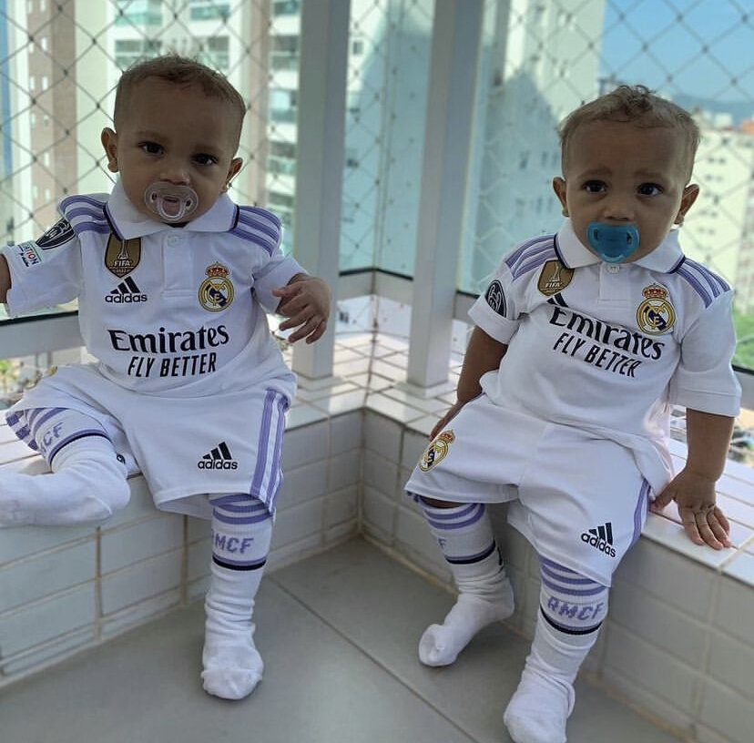 عکس | دوقلوهای بامزه ستاره برزیلی در لباس رئال مادرید