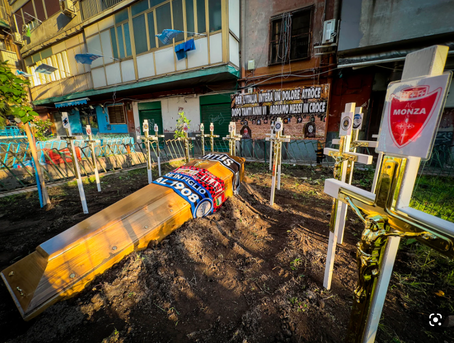 عکس | هوادارانی که برای شما تابوت می‌سازند!