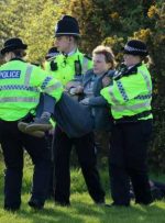 معترضان مسابقه اسب دوانی بزرگ ملی بریتانیا را به تاخیر انداختند، 118 نفر دستگیر شدند