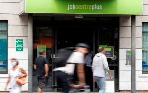 نرخ بیکاری در بریتانیا رو به افزایش است اما رشد دستمزدها از پیش بینی ها پیشی گرفته است