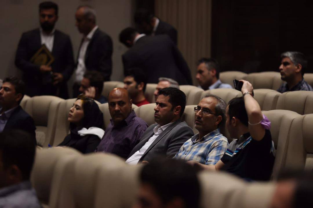 نشست سرپرست و رئیس هیأت‌مدیره بانک آینده با جمعی از سهامداران