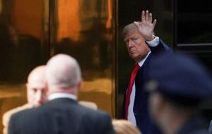 هجوم طرفداران ترامپ به سمت محل جلسه محاکمه وی در نیویورک