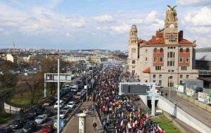 هزاران چک برای تظاهرات ضد دولتی شرکت کردند