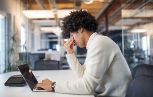 چگونه استرس شغلی را مدیریت کنیم؟/ شایع‌ترین علائم استرس کاری