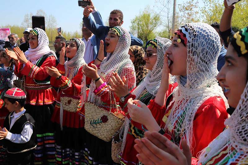 کل کشیدن دختران در جشن عروسی 