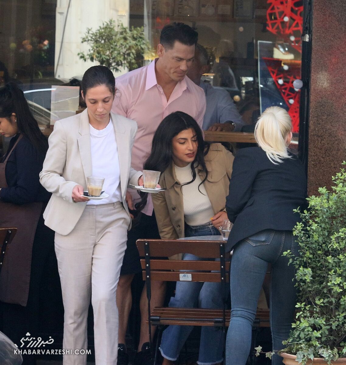 تصاویر جان سینا و همسر ایرانی‌اش در خیابان‌های لندن