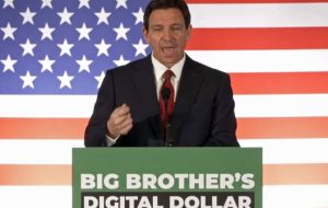 وکلای فلوریدا می گویند که ران دیسانتیس، فرماندار فلوریدا، کمپین بی دندانی را علیه دلارهای دیجیتال به راه انداخته است.