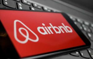 Airbnb برآوردهای Q1 را شکست می دهد، ادغام هوش مصنوعی را برنامه ریزی می کند، اما در مورد چالش های Q2 هشدار می دهد