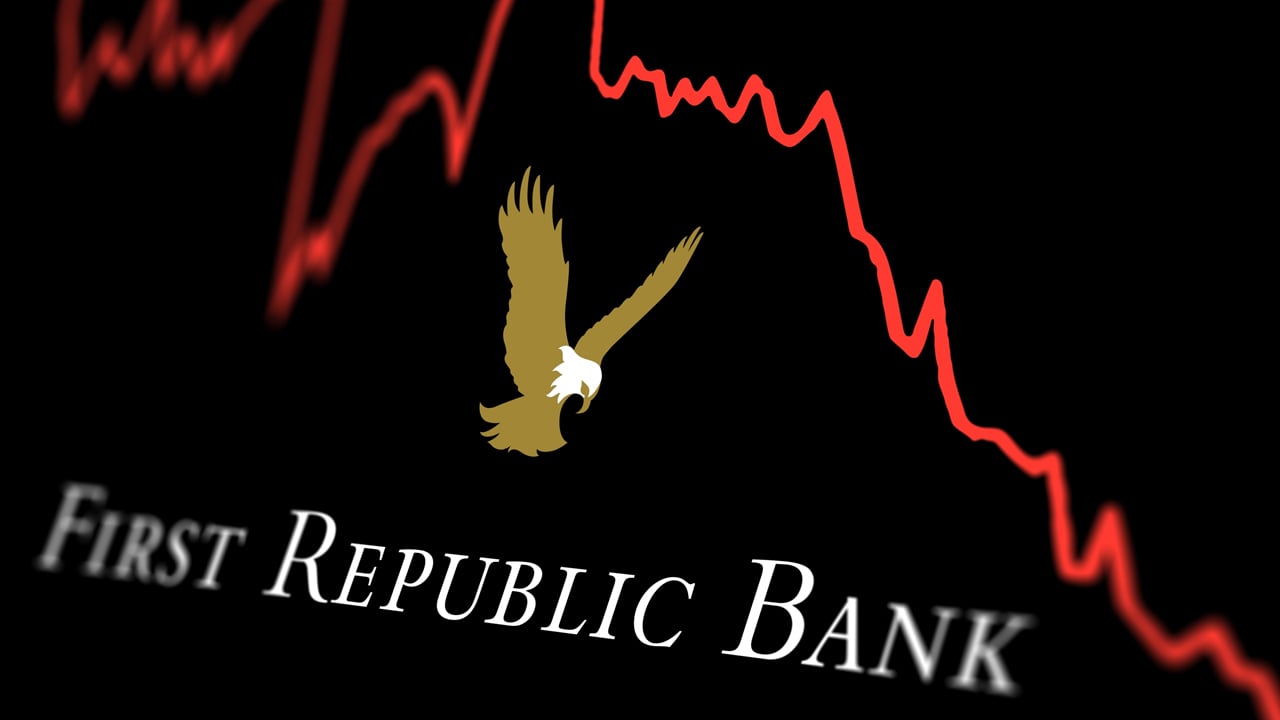 SEC مدیران بانک اول جمهوری را برای تجارت داخلی بررسی می کند.  قانونگذاران سهام بانک را قبل از سقوط رها کردند