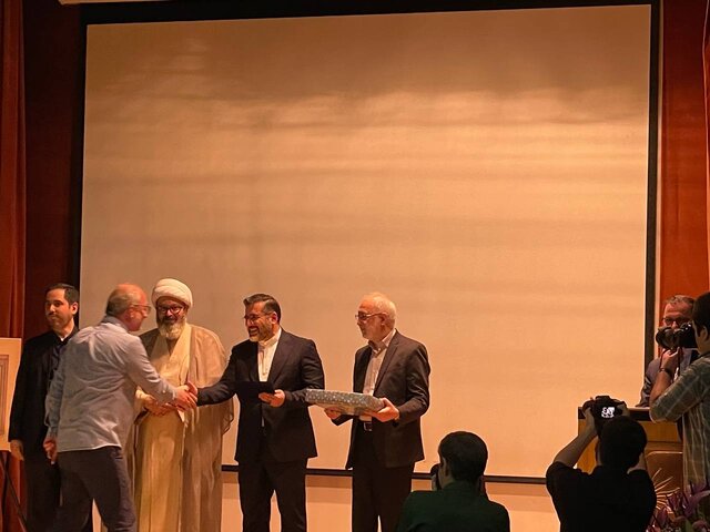 اسنادشان را بار کامیون می‌کردند و می‌فروختند