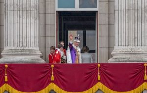 تاج‌گذاری و انتخابات محلی؛ انگلیس در «اتاق انتظار»