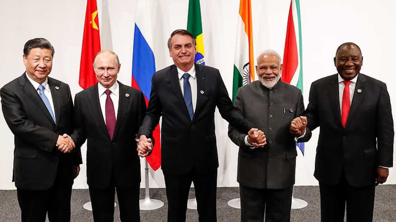 رهبران BRICS برای به چالش کشیدن تسلط دلار آمریکا در مورد ارز مشترک بحث می کنند