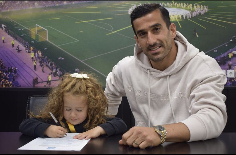 عکس | تمدید قراردادلژیونر ایرانی با حضور دخترش