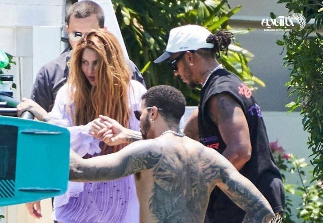 عکس | شکار شکیرا در قایق تفریحی؛ خواننده کلمبیایی در کنار راننده مطرح