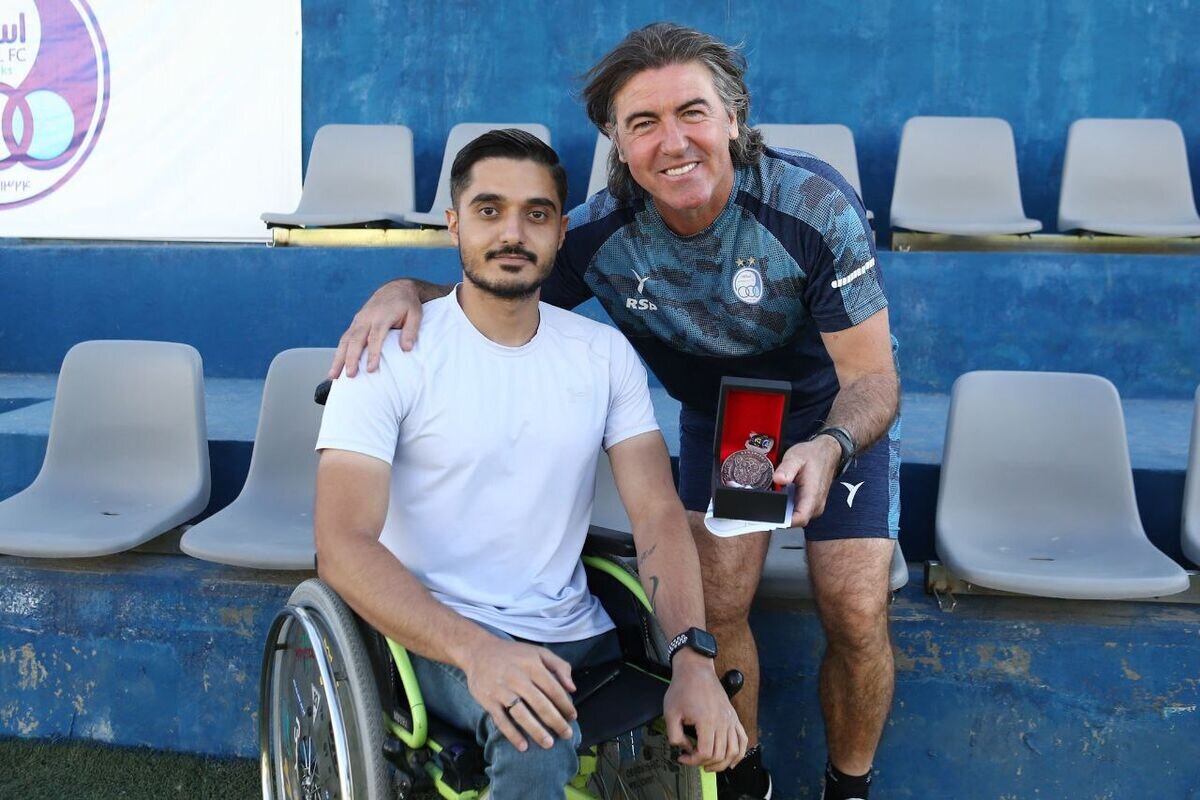 عکس | هوادار معلول استقلال، ساپینتو را تحت تاثیر قرار داد