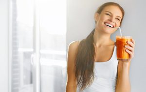 ۸ نوشیدنی که شما را خوش‌خلق می‌کنند