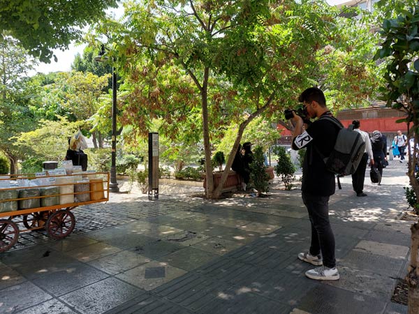 بررسی نحوه کسب درآمد عکاسان خیابانی