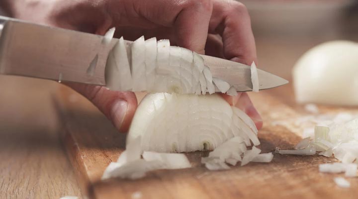 خردکردن پیاز برای تهیه کشک بادمجان