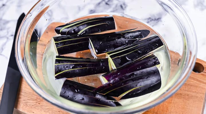 تلخیگیری بادمجان در آب نمک