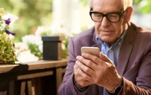 برای سالمندان کدام گوشی موبایل را بخریم؟ + جدول قیمت