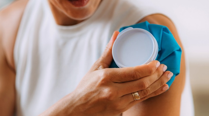 استفاده از کمپرس سرد برای تسکین درد شانه منجمد