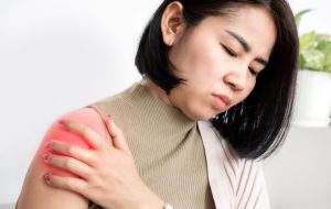 شانه یخ زده؛ علل، علائم، تشخیص و درمان شانه یخ زده؛ علل، علائم، تشخیص و درمان