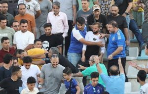 عکس| تصاویری از حضور سازمان‌یافته اراذل و اوباش در تمرین استقلال