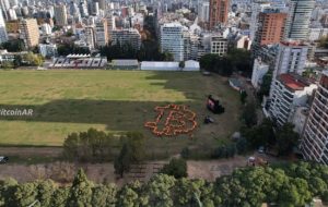 جامعه بیت کوین آرژانتین بزرگترین لوگوی بیت کوین انسانی جهان را ایجاد کرد