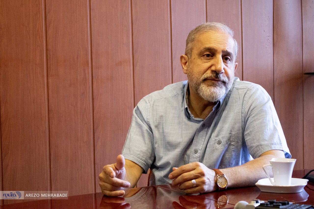 درگیر روشنفکر نمایی شدیم/ باید لذت تماشاگر تئاتر و فوتبال برابری کند/ چرا بازیگران تئاتر نباید پولدار باشند؟