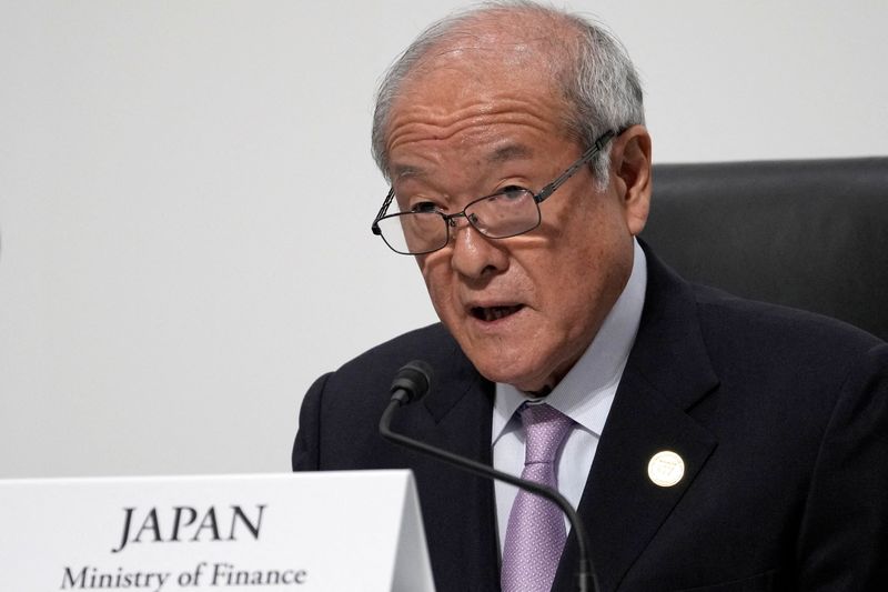 وزیر دارایی ژاپن از رد هرگونه گزینه در مورد ین ضعیف خودداری کرد