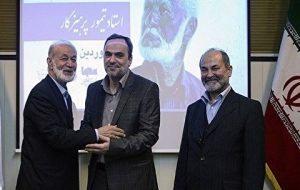 شهریار پرهیزگار مشهورترین حافظ قرآن ایرانی به سوگ پدر نشست