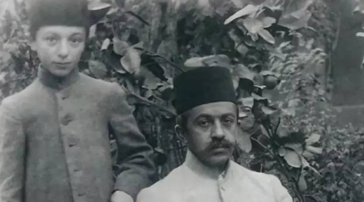 صادق هدایت در کنار پدرش