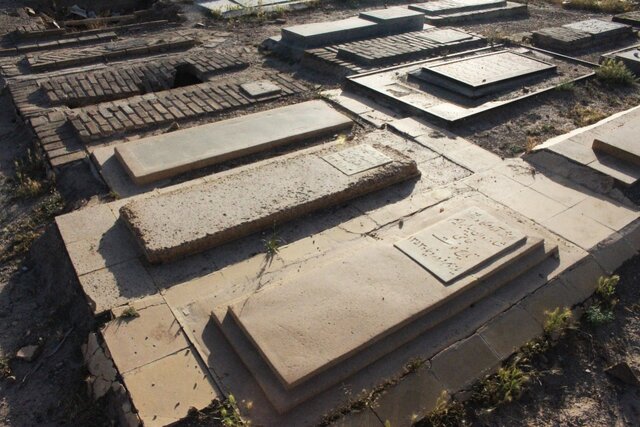 گورستانی ۱۱۰ ساله با قبرهای متفاوت زن و مرد