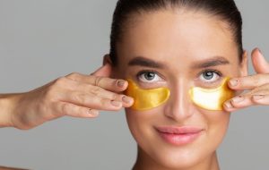 ۱۱ توصیه درماتولوژیست‌ها برای اینکه زیر چشمانتان زیباتر شود