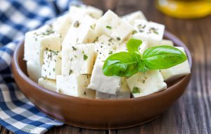 ۸ عارضه جانبی مصرف بیش از حد پنیر