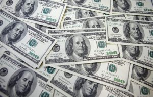 افزایش دلار به عنوان یک پناهگاه امن قبل از دقایق فدرال رزرو توسط Investing.com