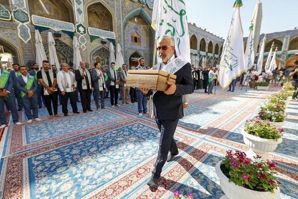 برافراشته شدن پرچم غدیر بر فراز گنبد حرم علوی + تصاویر