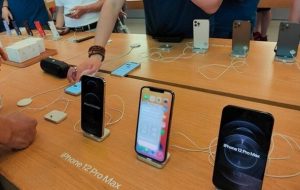 از عکس یادگاری تا بن‌بست‌ آیفونی/ آیا راه‌حلی برای حل بلاتکلیفی بازار گوشی همراه وجود دارد؟