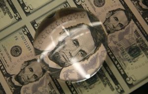 Dollar edges lower, continuing the Fed-inspired weakness By Investing.com