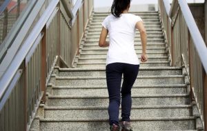 چرا دخترها بیشتر زمین می‌خورند؟!