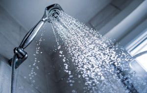 ۱۳ اشتباه کُشنده که نباید در حمام مرتکب شوید