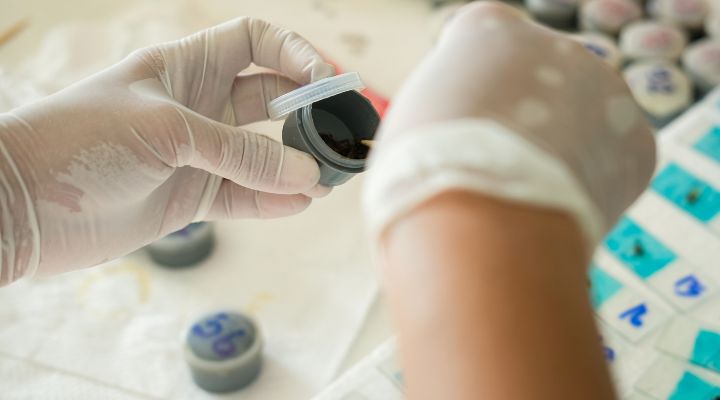 کارشناس درحال انجام آزمایش مدفوع