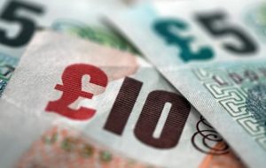 اخبار فوری بریتانیا: رشد دستمزدها پیشنهاد پوند را حفظ می کند
