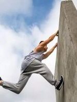 اشتباه فاحش ‌و لحظه سقوط پارکورکار بدشانس درون آب + فیلم