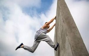 اشتباه فاحش ‌و لحظه سقوط پارکورکار بدشانس درون آب + فیلم