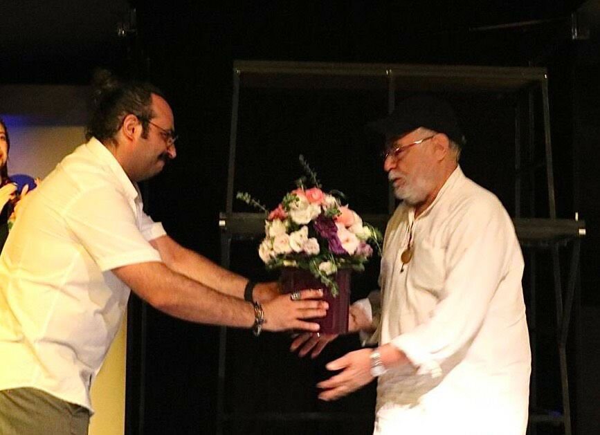 اکبر زنجانپور در افتتاحیه نمایش «چفخته»: بازیگران چوب به دست دیگران می دهند
